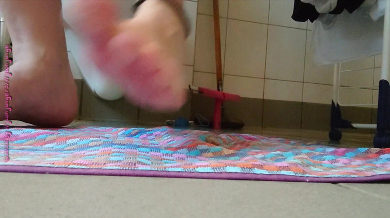 Carmen_Nylonjunge: Ma petite pédicure ** gauche **