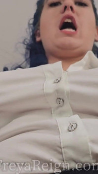 La collega ti cattura con il suo strap-on pov