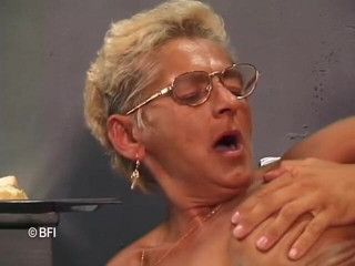 Nasty matures and dirty grannies club: Zar zor yaşıyor 3
