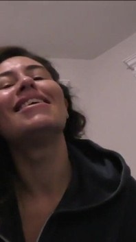 Nevlastní máma nutí svého chlapce zaplatit erotickým lechtáním