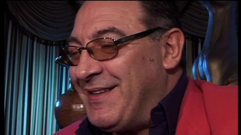 Inthe MILF room: Le vieux et la MILF excitée pour une bonne sodomie