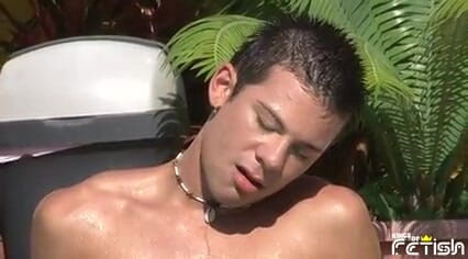Gay Diaries: Un mec excité prend un plongeon dans la piscine et...