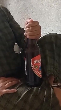 Rendi, desi local, pisse dans la nature