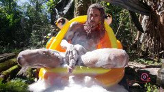 Arthur Eden aka Webcam God: Bagnoschiuma per i pesci rossi (4 k)