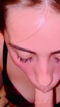 Une bombasse juteuse taille une bonne pipe baveuse