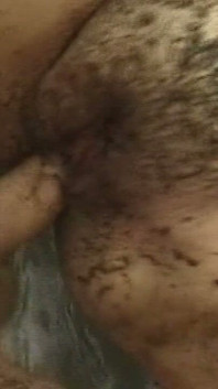 Zralá brunetka MILF je tvrdě ošukána v bahně