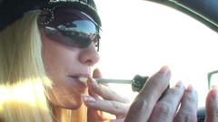 Smoke it bitch: Gabriella Techekan kouří v autě