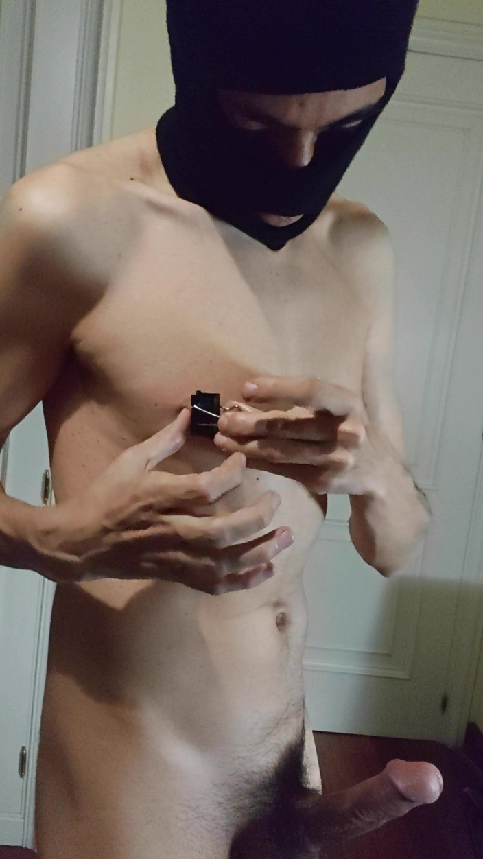 Slave Sparrow: Twink bermain dengan klip binder