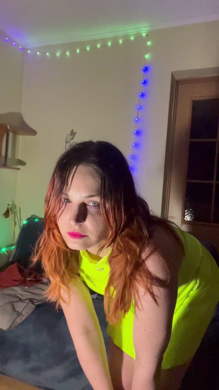 Elena917: Děvka vypadá ze zadku do pusy