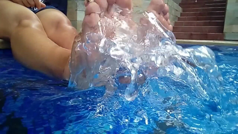 Dream Factory: Feticismo del piede in piscina
