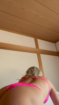 令人难以置信的大奶金发女郎脱光衣服并吮吸鸡巴