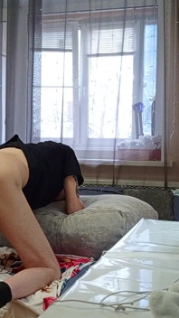 이웃이 자지를 짜고 사정하기 전에 깊은 오럴을 합니다.