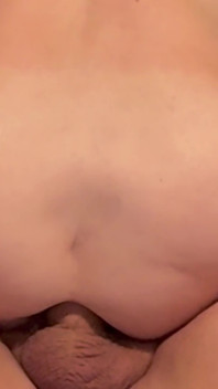 口交射精在嘴里，并骑乘鸡巴，阴户和屁股肛交内射