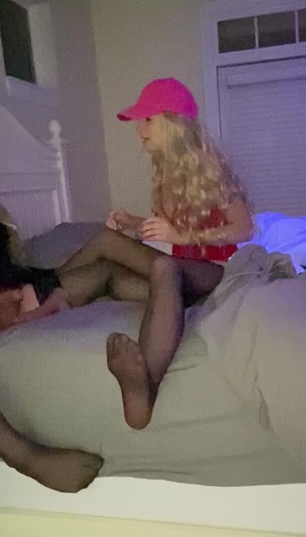 MadisonCD2025: Sexy manželka a crossdressing manžílek v posteli v prádle, punčochách...