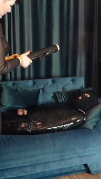 Amante fetiche es momificado por la dominatrix Alexandra y la dominatrix Christine