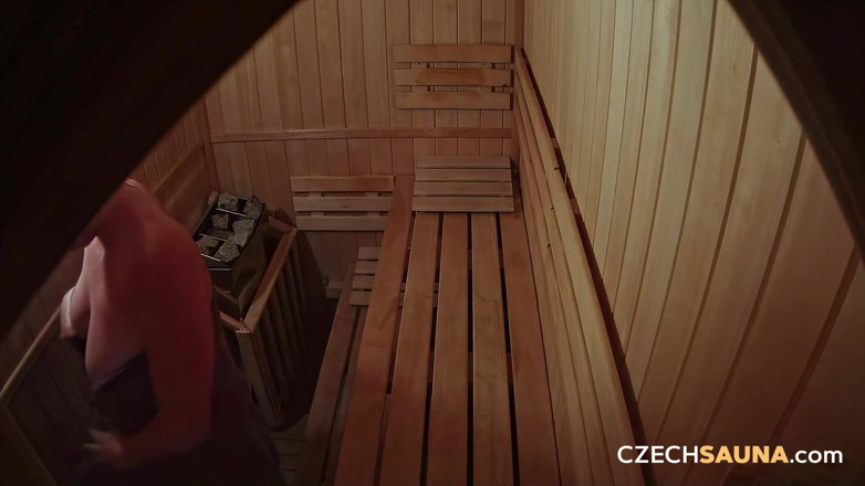 Czech Sauna: Saună cehă 20: Bunăciune țâțoasă transpiră goală