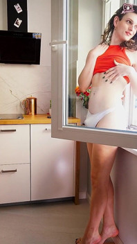 Une trans se déshabille juste pour vous à la fenêtre