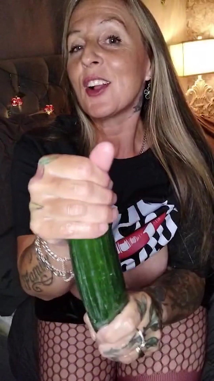 Kitty James: 是的继父上衣
