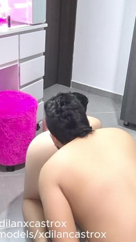 Vecina mea m-a rugat să verific țeava chiuvetei și am ajuns să-i descopăr fundul și să-l umplu cu spermă. Creampie