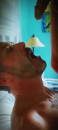 Papa pisse sur son garçon le lèche