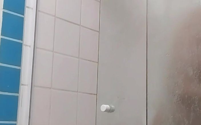 Marcosninfo: Ich kam aus dem Training an und duschte bei kaltem...