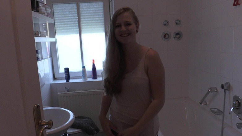 Casting66: Julia Pissing