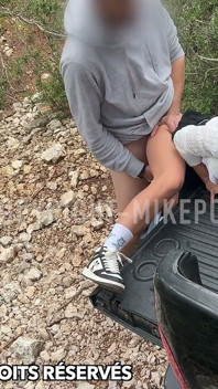 Bu küçük orospu ormana gidip kamyonetin arkasında sevişmek üzere