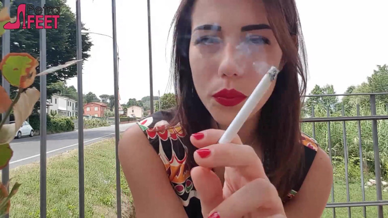 Smokin Fetish: Bruneta Petra își fumează ciggaretele în aer liber