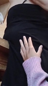 Il mio ragazzo mi ha beccato con sua madre, ma non ci ha visto fare sesso perché io ero sotto la sua gonna