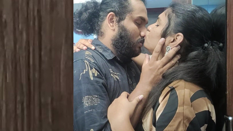 Vaigavarun45: malloo trivendram yugal hot honth lok romans ke saath chudaee