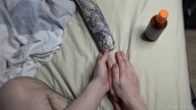 Honey Haze: 継娘の手マッサージが手コキに変わる。ハニー・ヘイズ