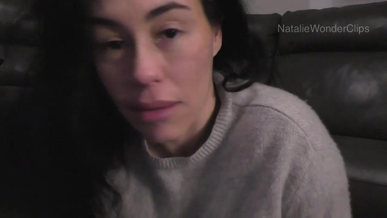 Natalie Wonder: 在羊绒毯子下 - 继父打鼾，而你把灿烂的笑容放在继母的脸上