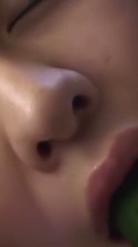 Mladá manželka bere tlusté dildo hluboko do zadku