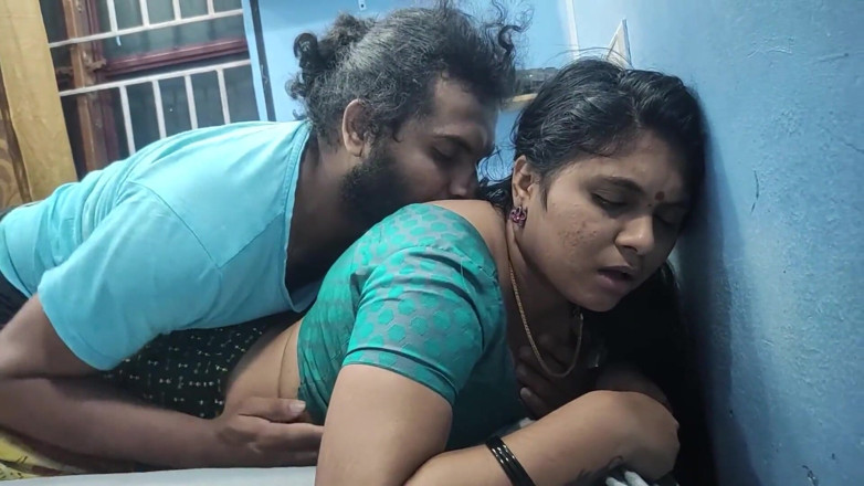Vaigavarun45: Aksi hot lesbian pembantu asal mallu dan bosnya di dapur!