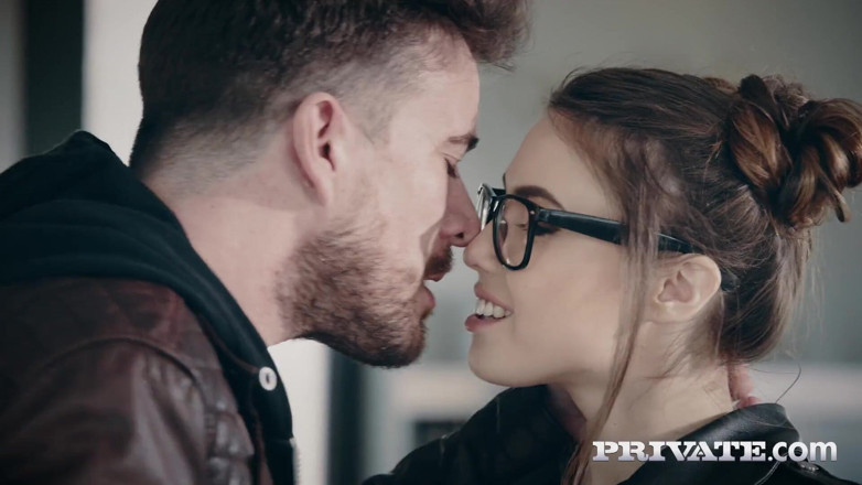 Private.com: Elle Rose, getatoeëerde pikverslaafde neukt harde anale seks