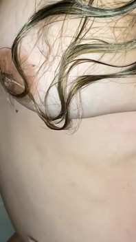 La miLF con un gran culo esibisce in bagno