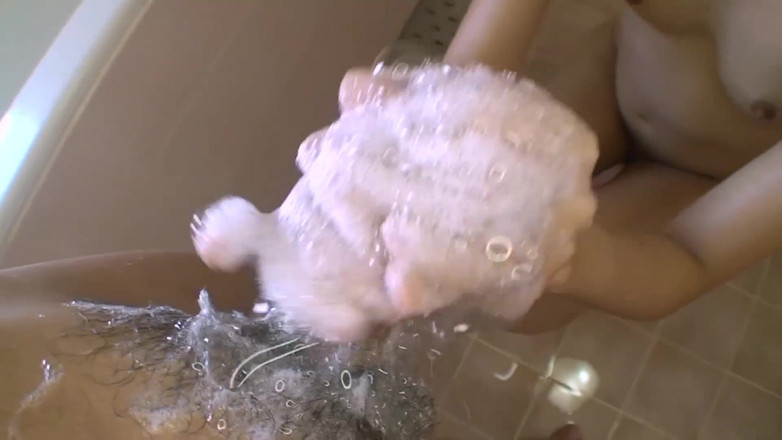 Asiatiques: Perfektes asiatisches schätzchen lutscht schwanz im badezimmer