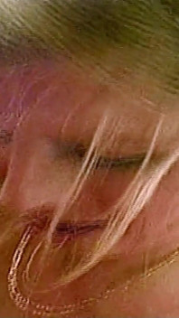 Blonde transe gibt jungs beim ersten date einen blowjob