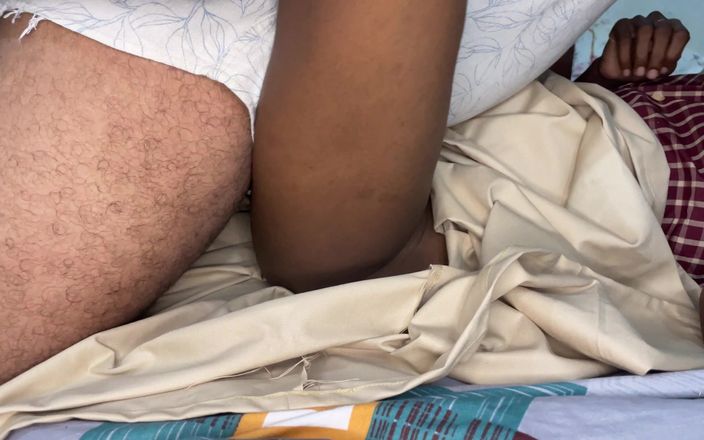 Desi girl riya: 德西印度处女女大学生第一次尝试