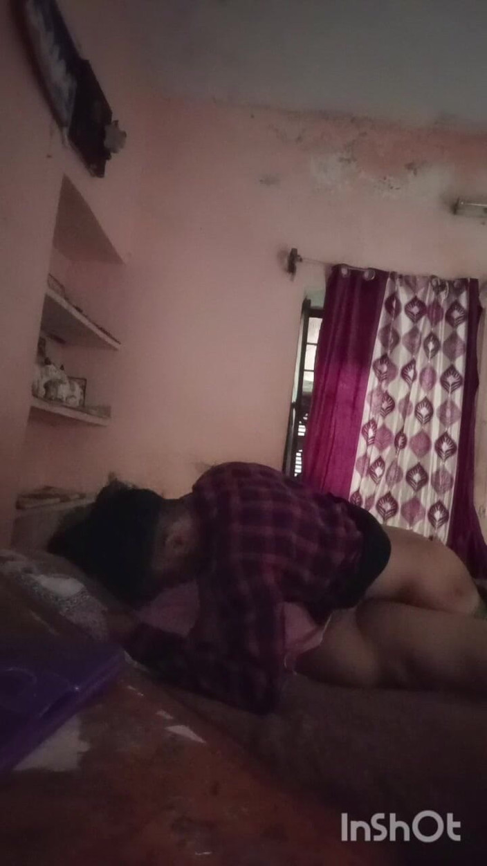 Sexgarl84: Sexig flickvän lämnade hemma