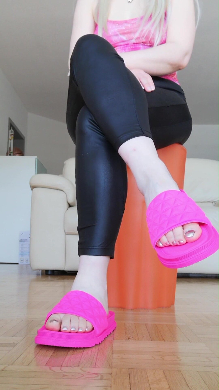 RavenBigAss: Raven: Bacak Bacaklı Lateks Pantolon Ve Fuchsia Slaytlarla Ayak Tırnağıyla