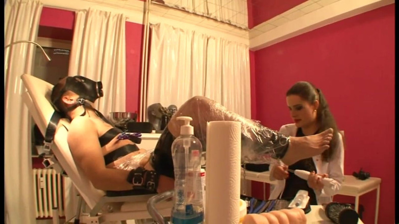 Absolute BDSM films - The original: Castigo humillante del pene en máscara de gas
