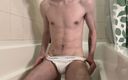 Ghost Cams: Twink sin cortar no puede esperar para mear todo su...