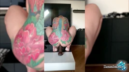 Người phụ nữ hưng phấn cưỡi trên con cu cao su và phun nước