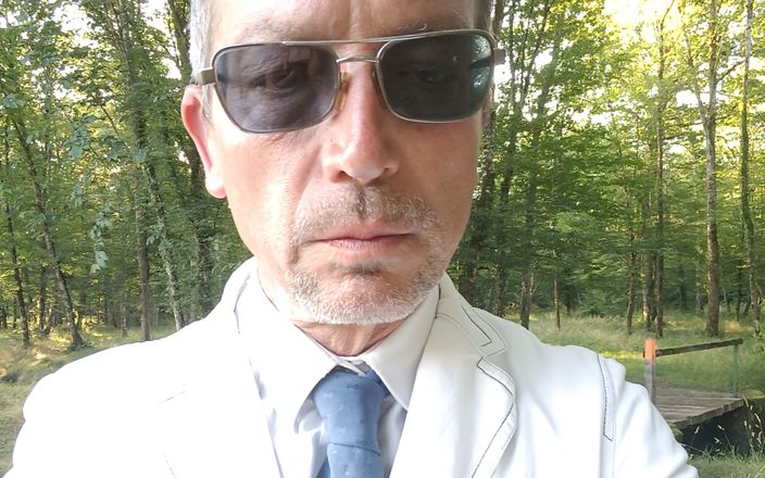 Hornydaddy50: パパは彼の車の中で彼の巨根をけいれんします。