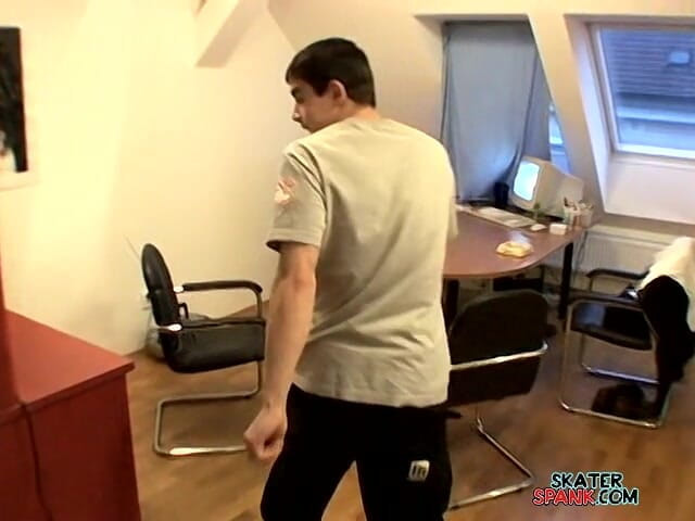 Skater Spank: Skuby получает розовые ягодицы!