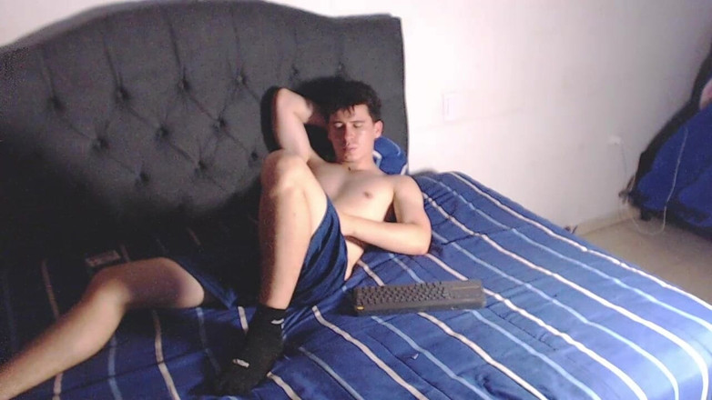 Icyhot707: Ich ziehe meinen Schwanz auf meinem Bett