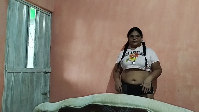 Adribella69: Aku menyetubuhi pantat besar tetanggaku saat suaminya bekerja. Cewek ini...