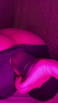 Cewek sange ini lagi asik ngentot pantat cowok ini pakai dildo ukuran XL