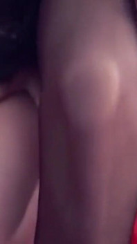 Une cougar trans excitée vêtue de bas transparents se fait sodomiser